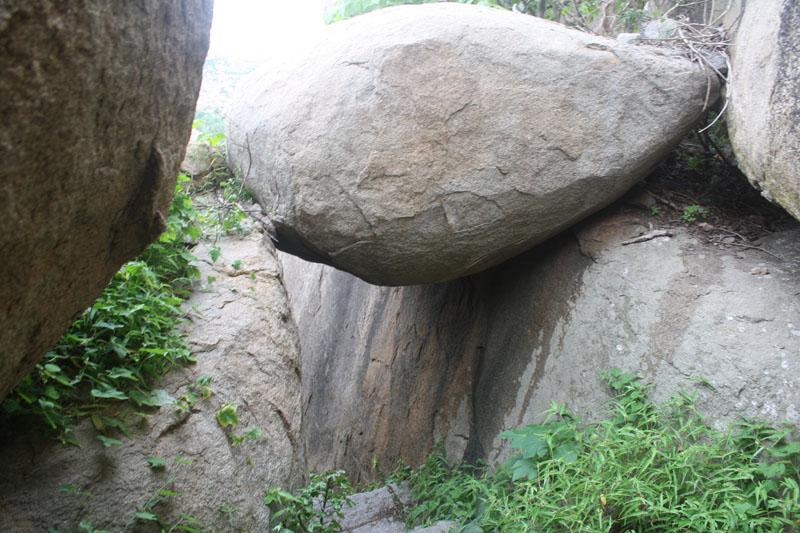The balancing rocks each other